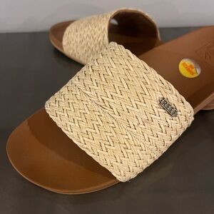 Women’s reef slides.